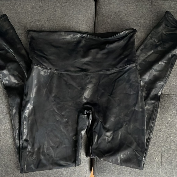 Faux Leather Camo Leggings never been worn - Picture 5 of 8